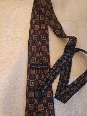 Tommy Hilfiger Men's Burgundy Patterned Silk Tie - Classic Style